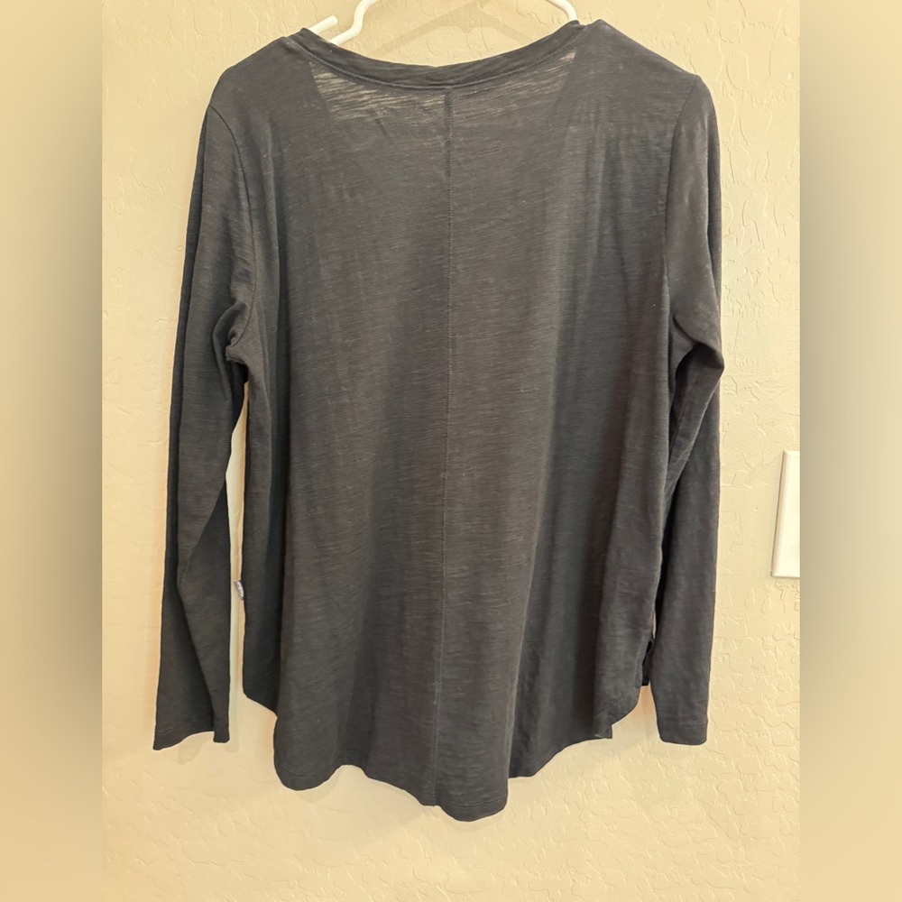 Eddie Bauer Women's Black Long Sleeve V-Neck Top - Picture 2 of 5